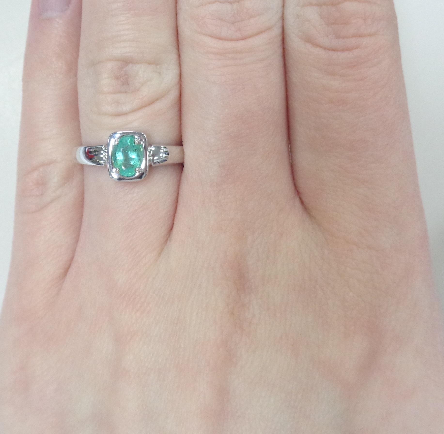 Серебряное кольцо с изумрудом